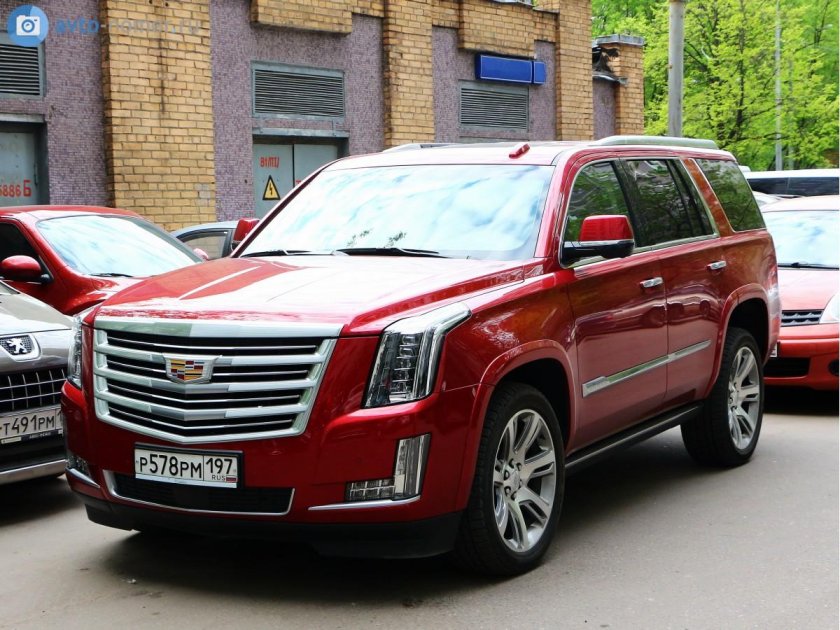 Кадиллак Эскалейд красный