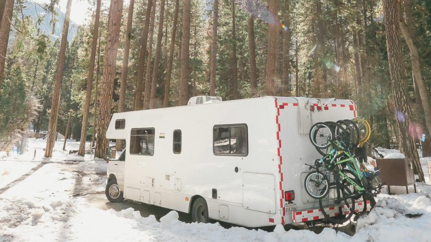 Большой автодом в лесу зима обои