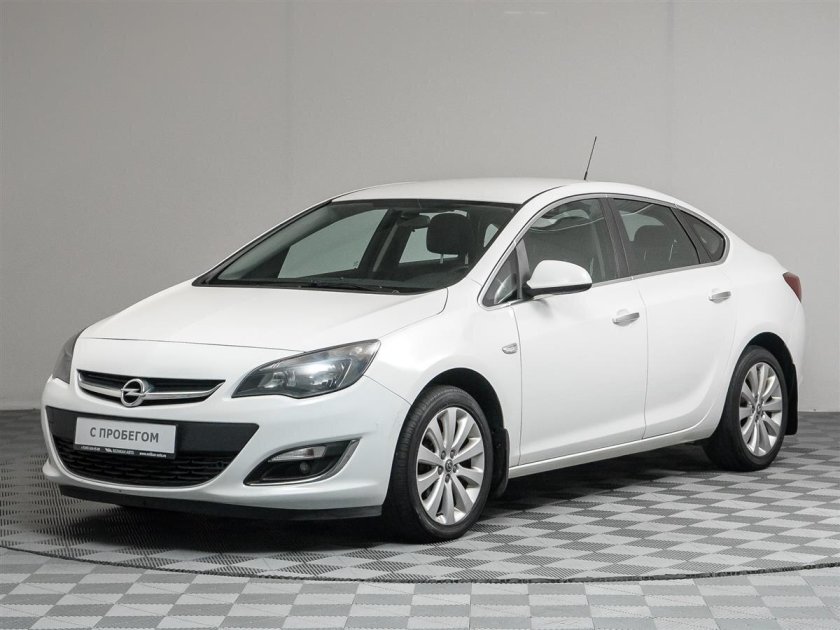 Опель Астра 2014 белый седан