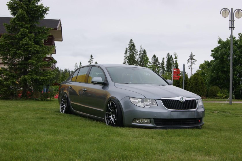 Skoda Superb 2012 stance