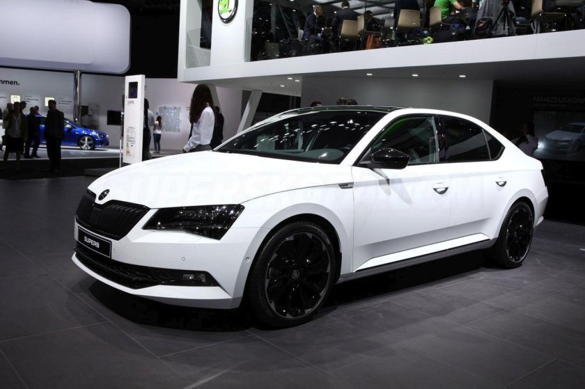 Шкода Суперб белая 2017