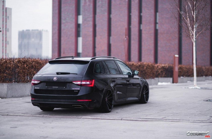 Škoda Superb stance