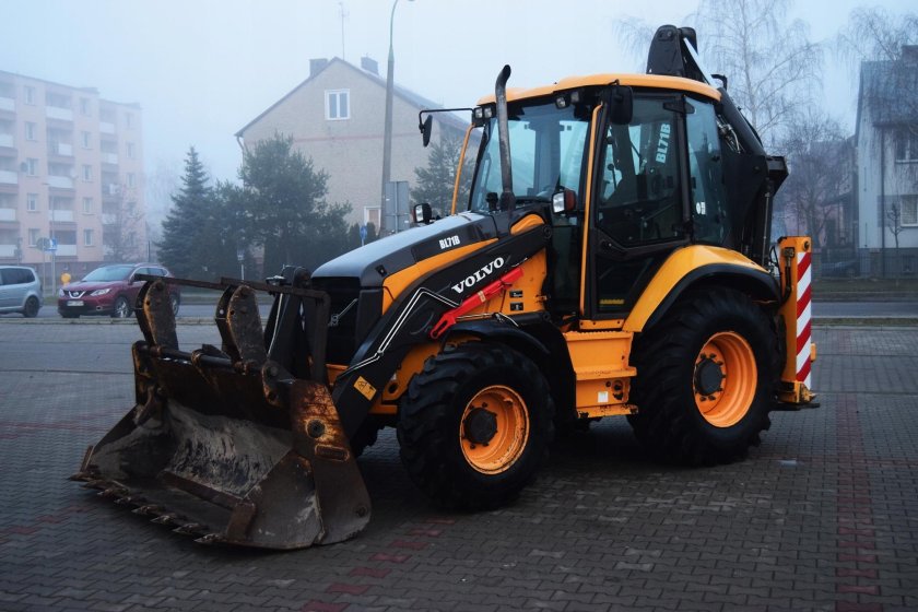 Экскаватор-погрузчик Volvo bl71