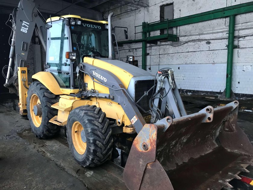 Экскаватор-погрузчик Volvo bl71