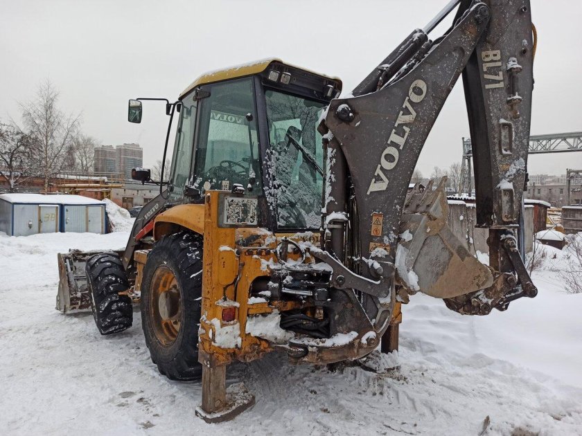 Экскаватор погрузчик Вольво бл 71