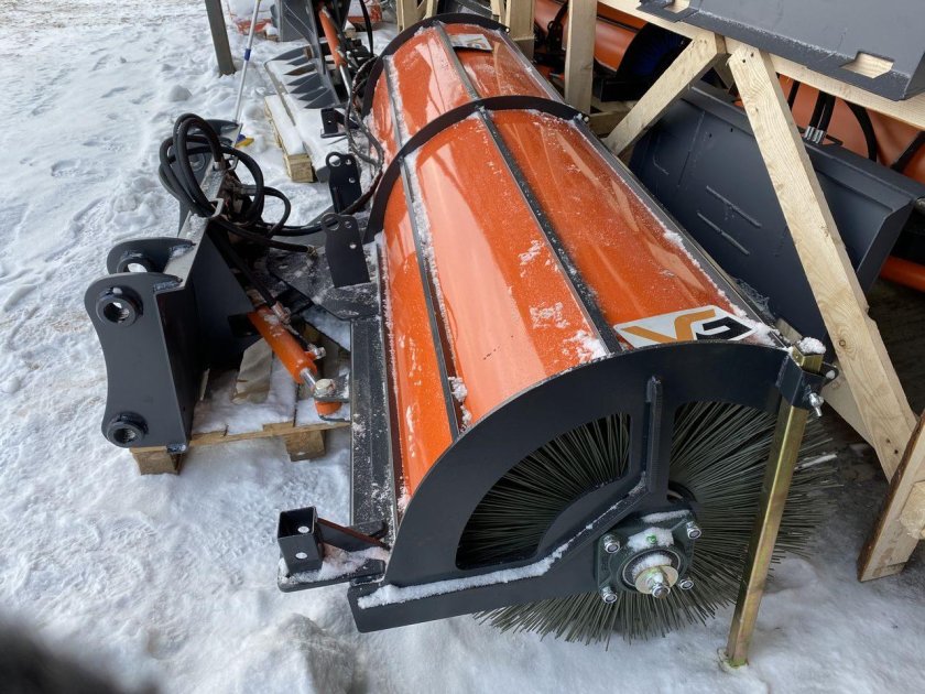 Щетка дорожная с поливом, гидравлический поворот