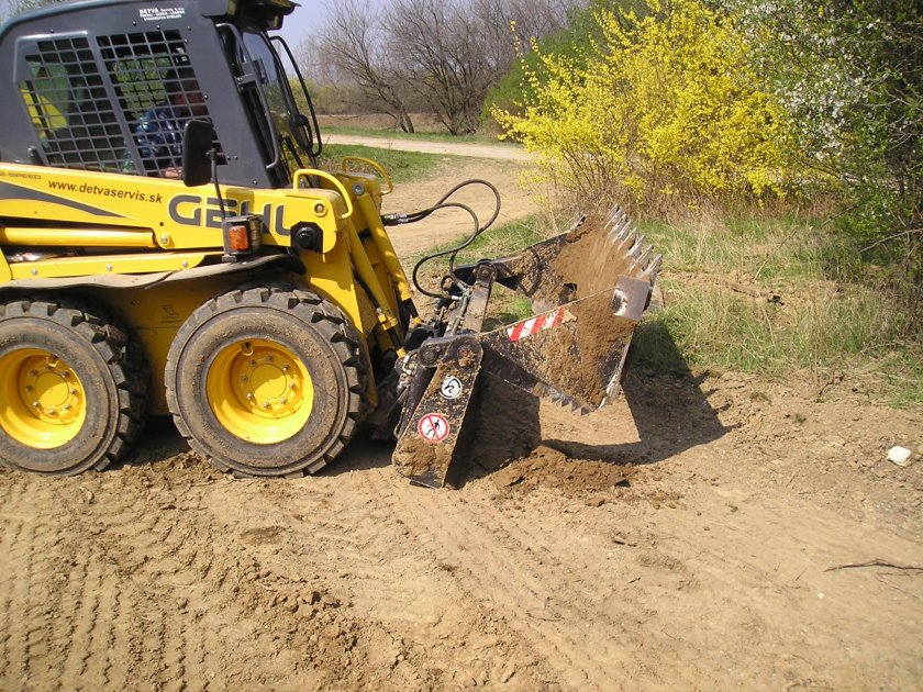Минипогрузчик траншеекопатель