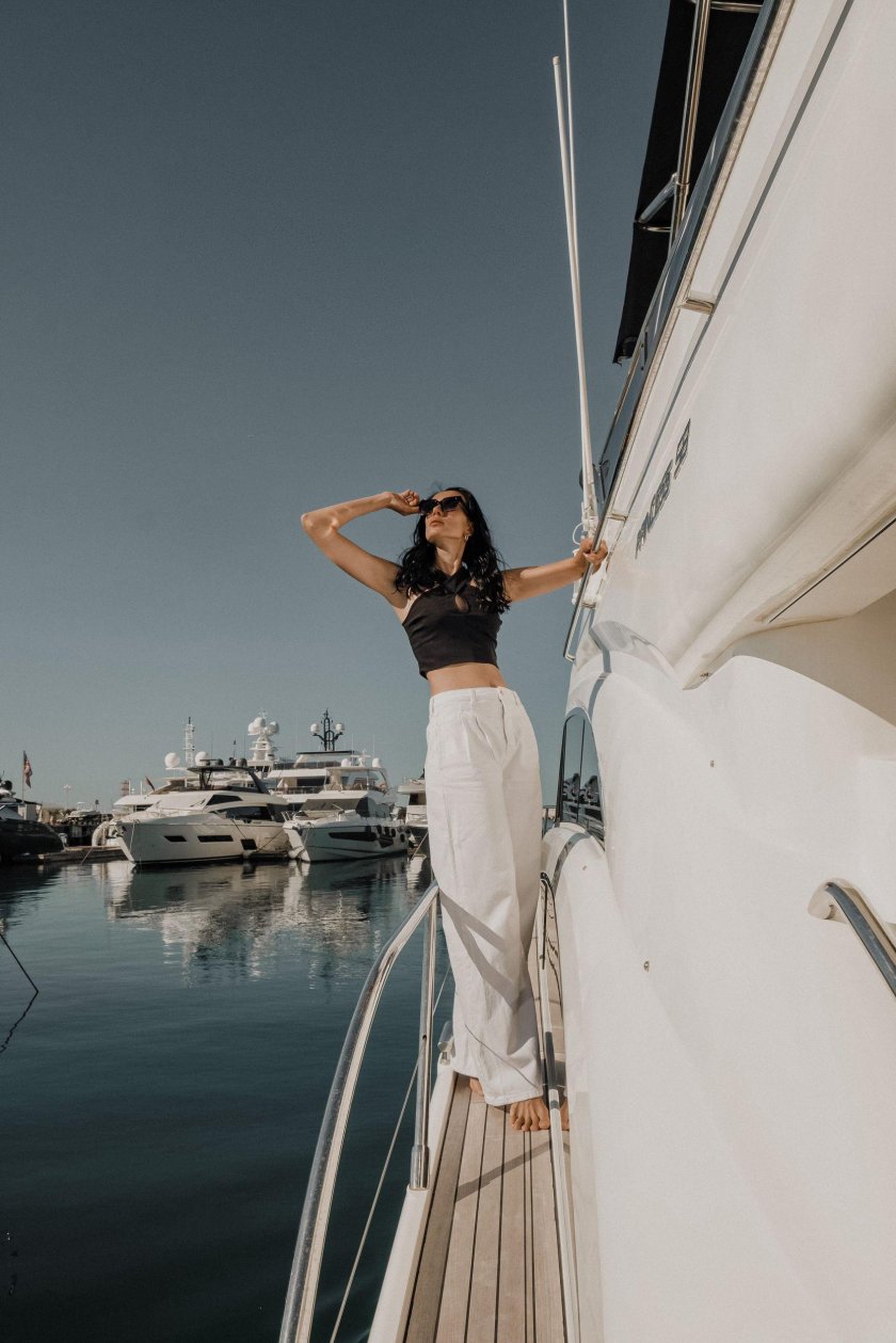 Девушка на яхте