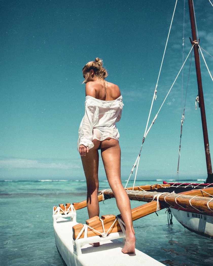 Девушка на корабле