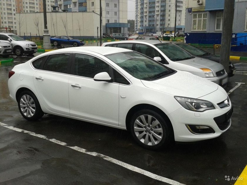 Opel Astra j седан белый
