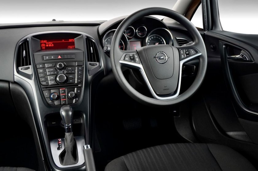 Опель Астра 2014 седан