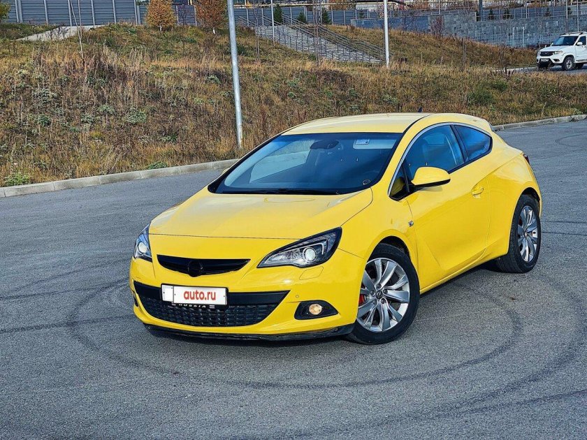 Опель Астра GTC желтая