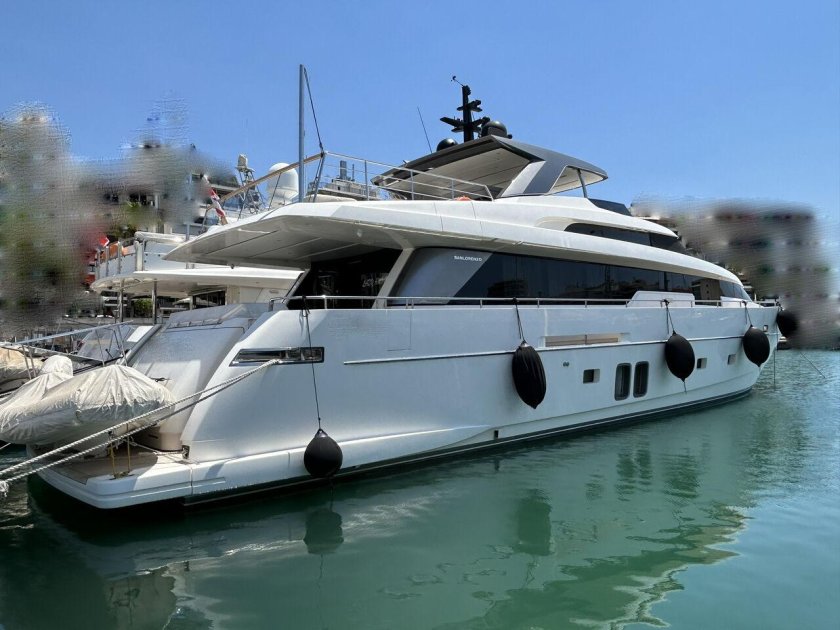 Спортивная яхта