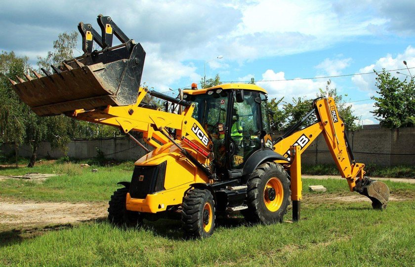Трактор погрузчик JCB