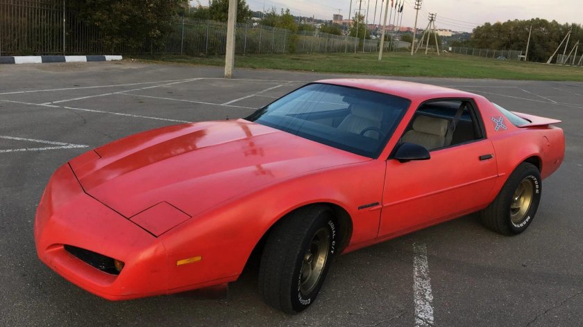 Pontiac Firebird красный