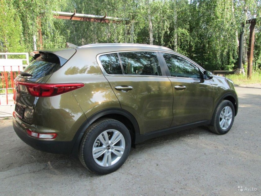 Kia Sportage 2023 зеленая