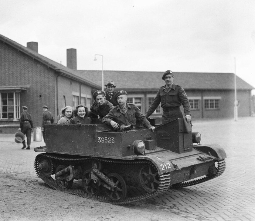 Universal Carrier 2-PDR
