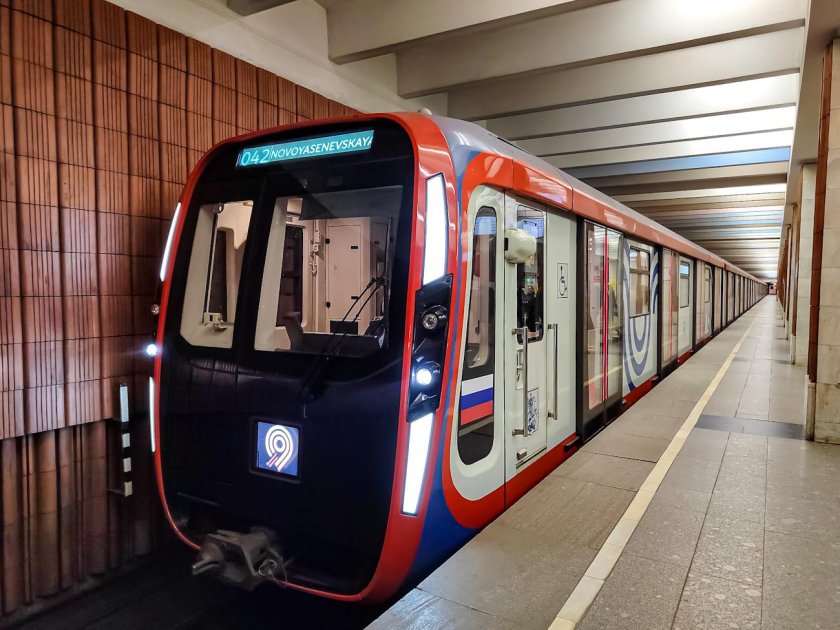 Поезд метро Москва 2020