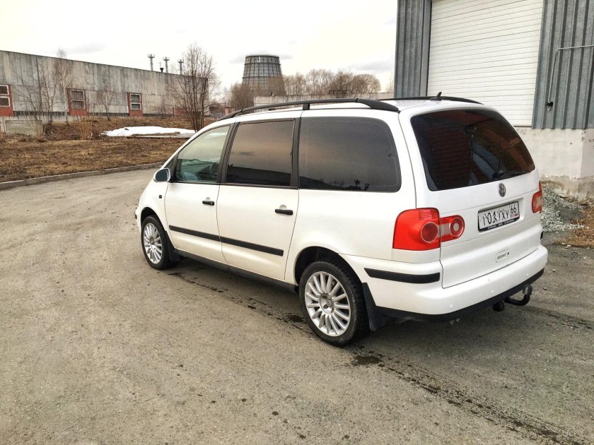 VW Sharan r18