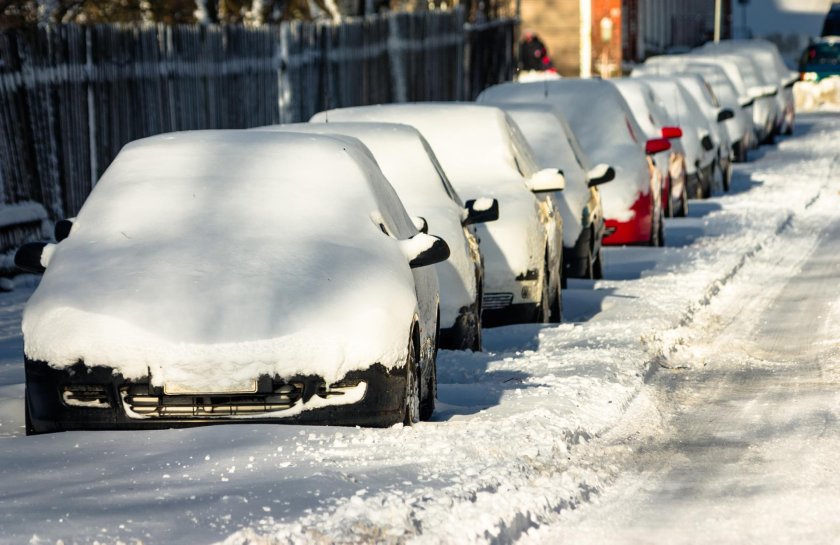 Машина зимой на улице