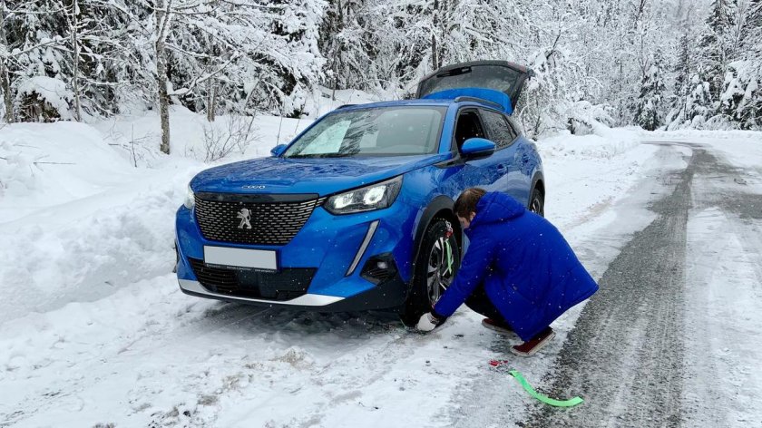 Автомобиль в снегу в горах зимой