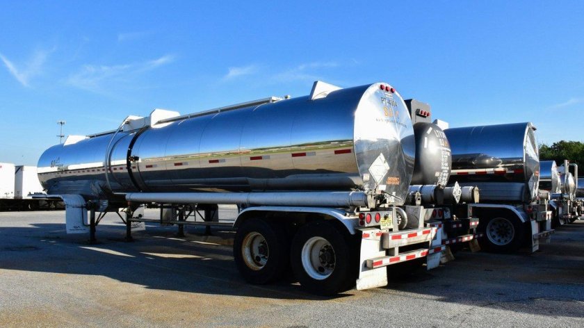 Топливозаправщики на аэродроме