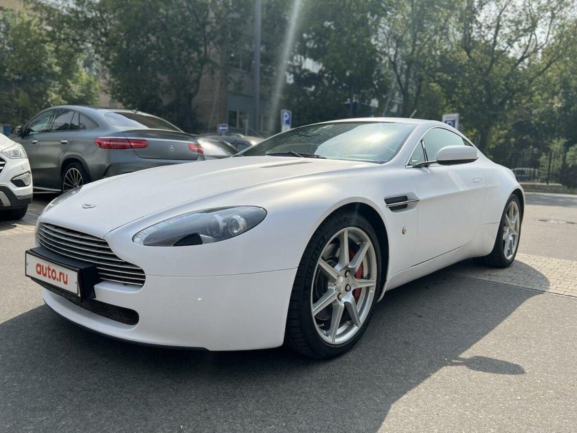 Aston Martin v 8 Vantage белый