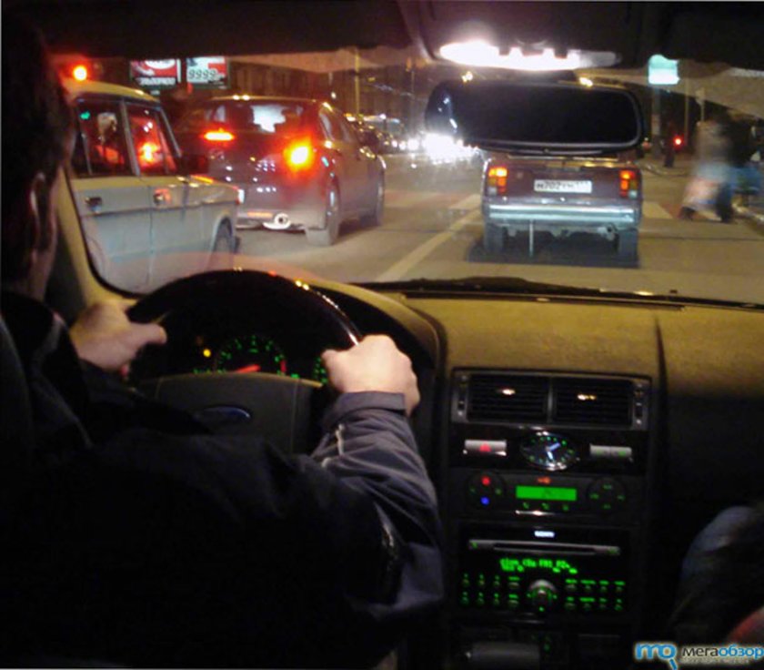 Парень за рулем ночью