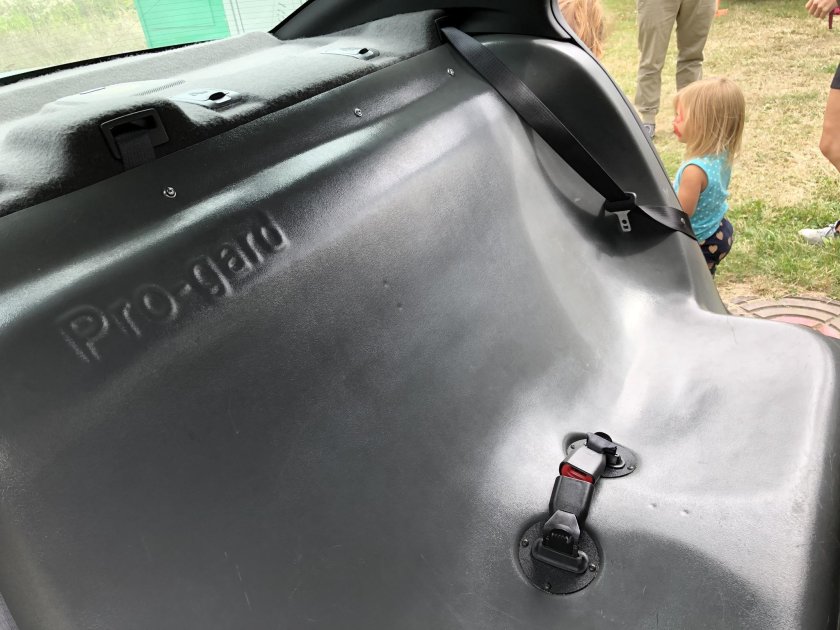 Заднее сиденье полицейской машины