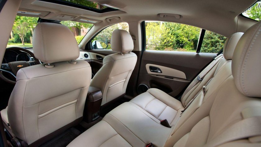 Вид с заднего сидения в машине