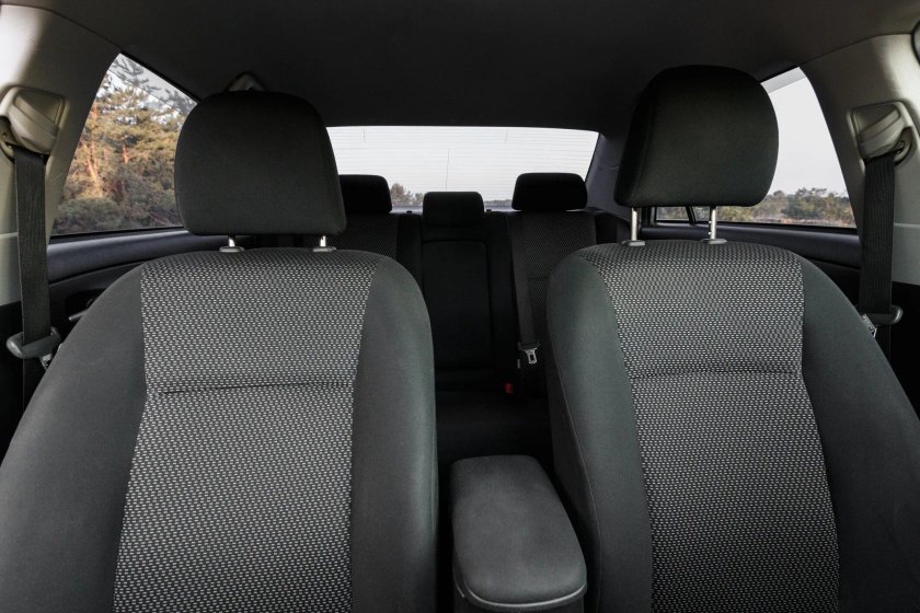 Салон машины передние сиденья