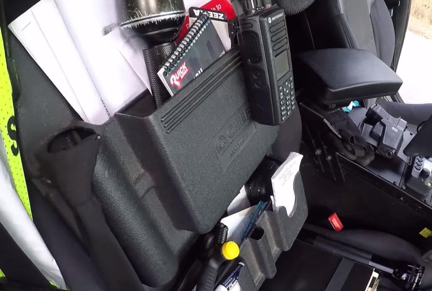 Заднее сиденье полицейской машины