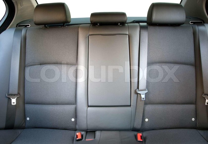 Заднее сиденье машины