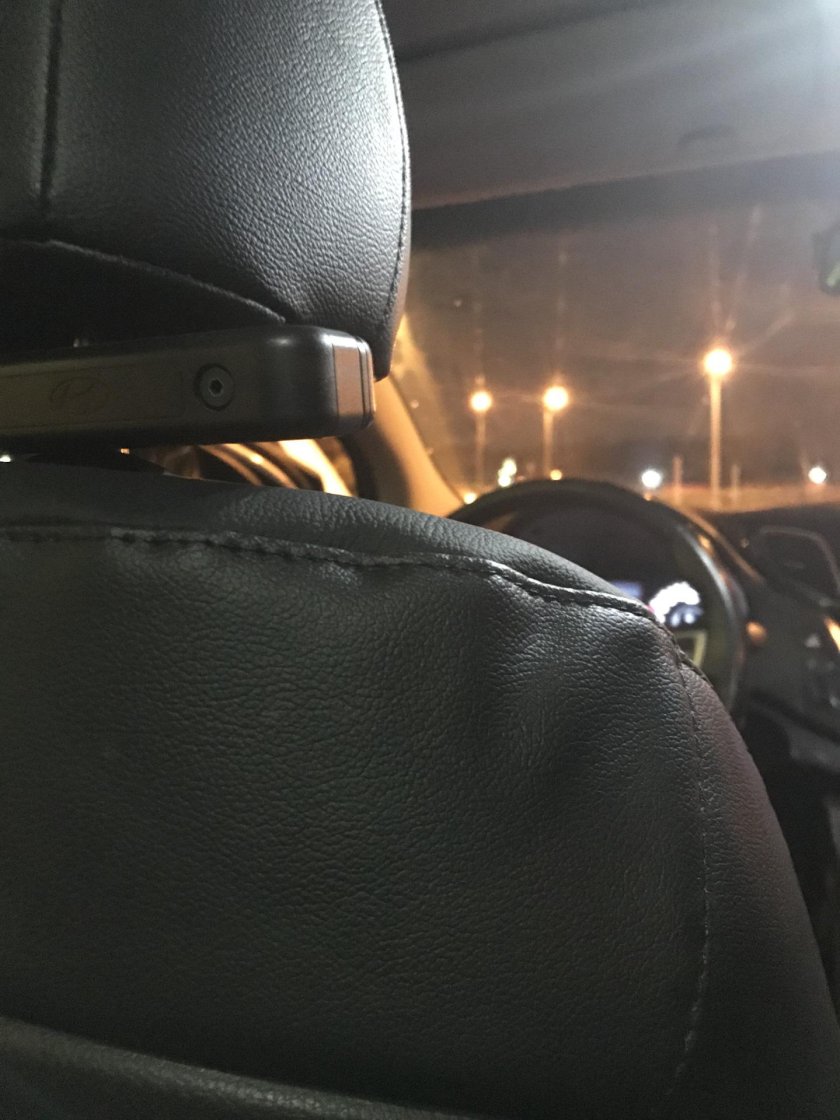 Вид с заднего сиденья автомобиля