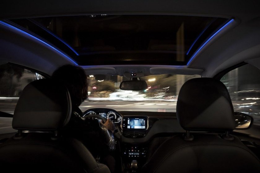 Салон машины ночью