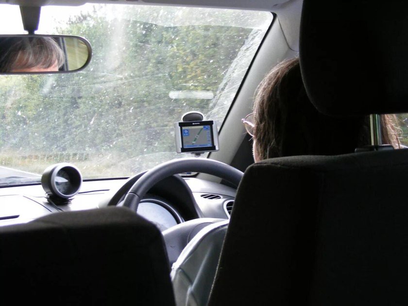 Вид с заднего сидения в машине