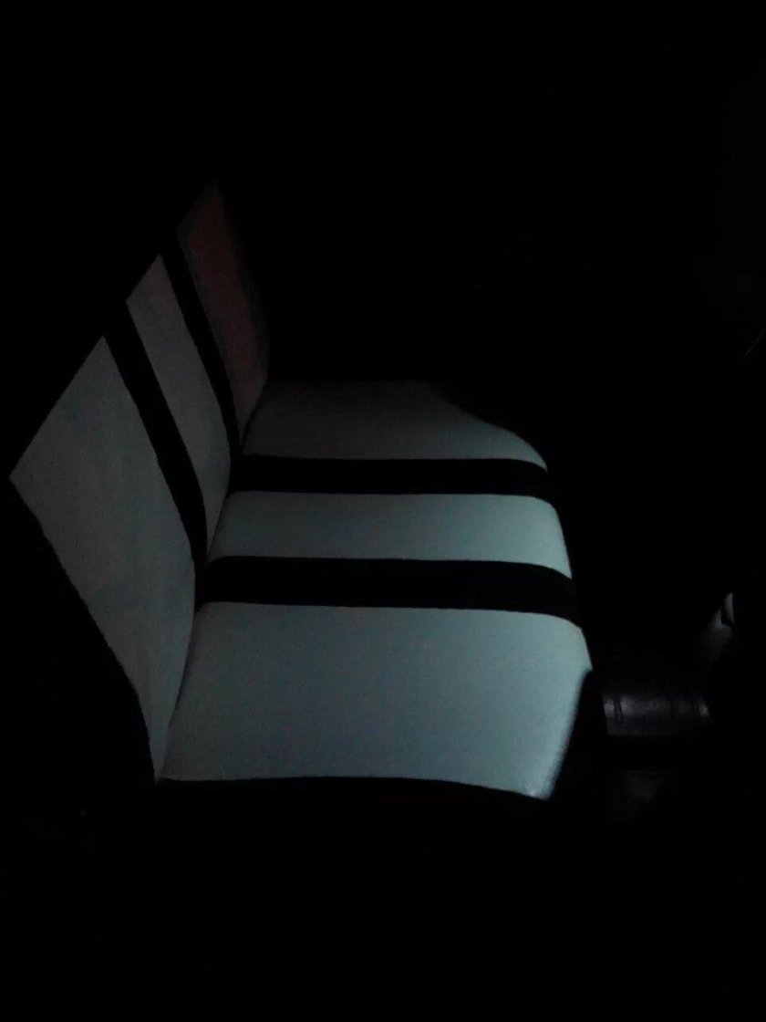 В машине ночью на заднем сидении