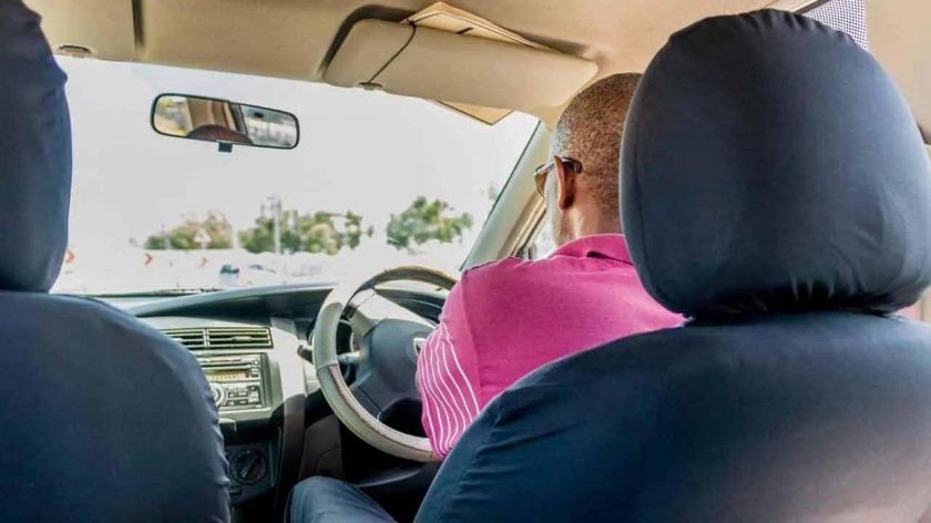 С заднего сиденья