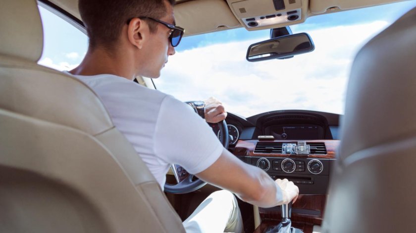 Мужчина спиной у машины