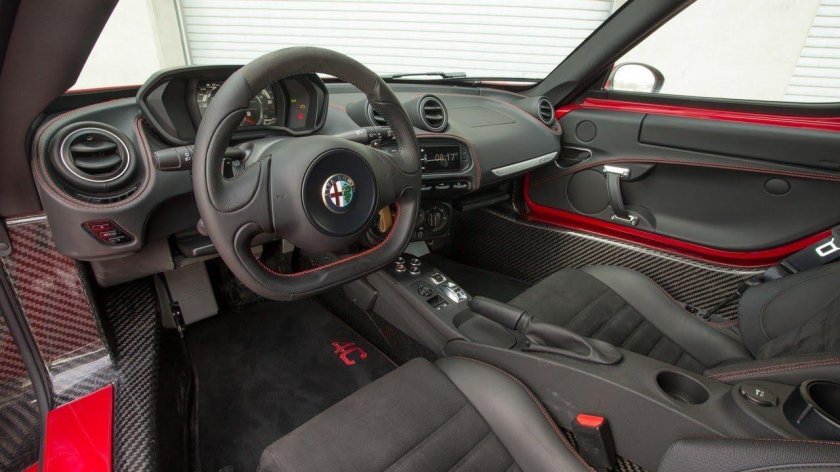 Альфа Ромео 4с салон