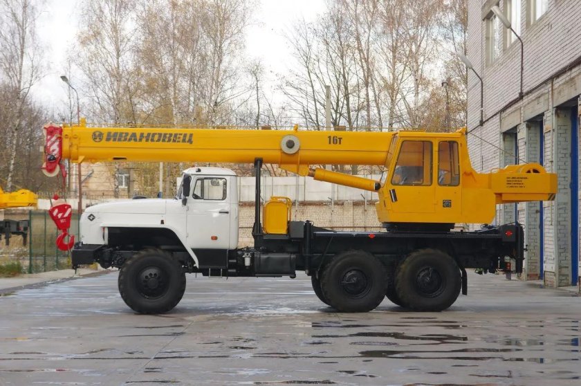 Автокран Урал КС 35714