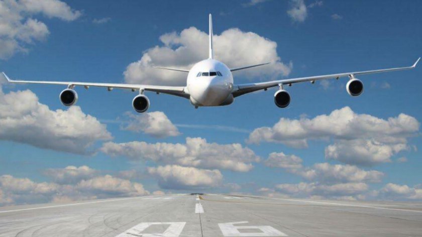 Самолет спереди