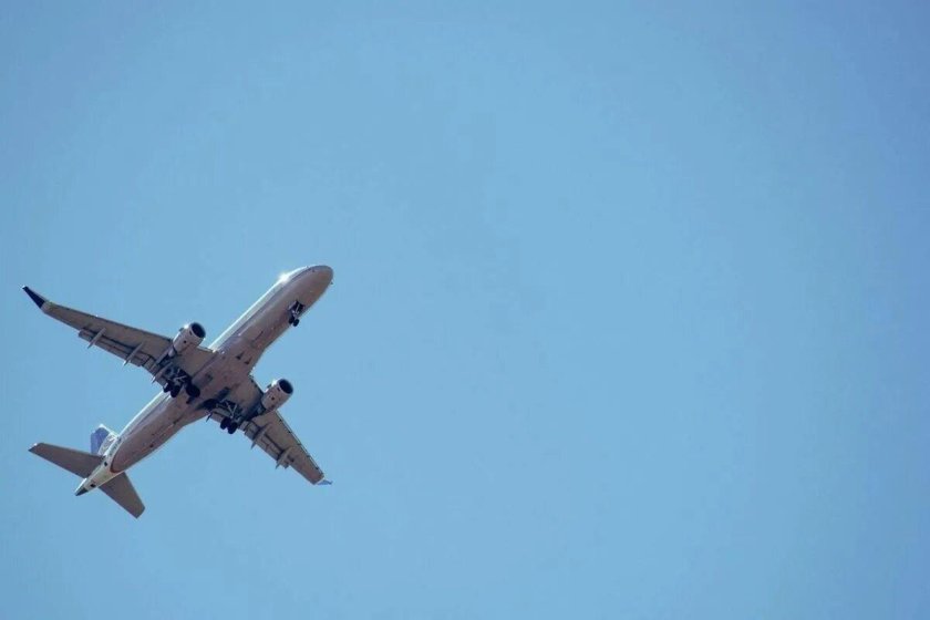 Самолет летит