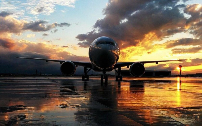 Самолет на закате
