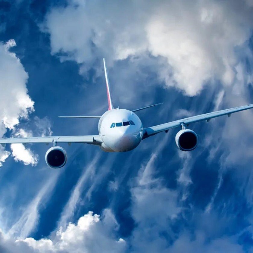 Самолет в небе