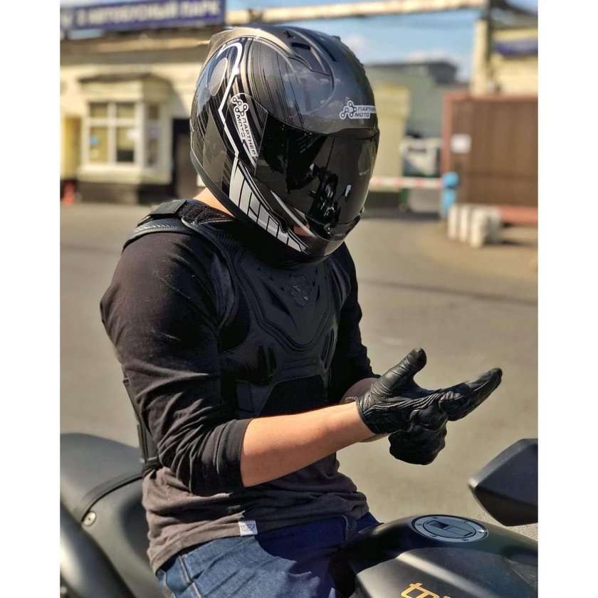 Мотоциклист в шлеме