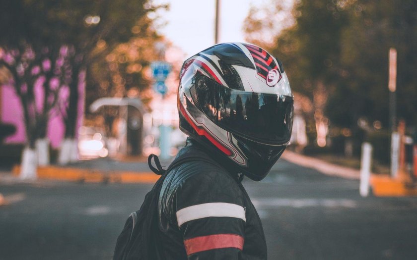 Парень в шлеме