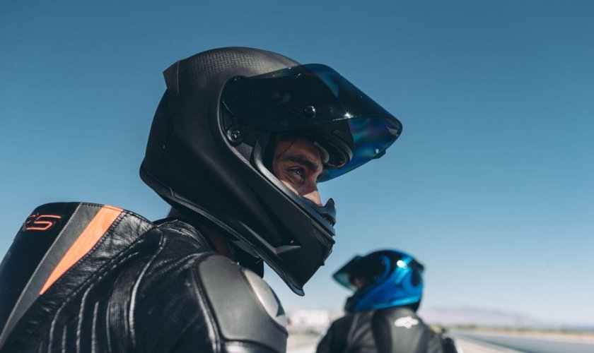 Мотоциклист в шлеме