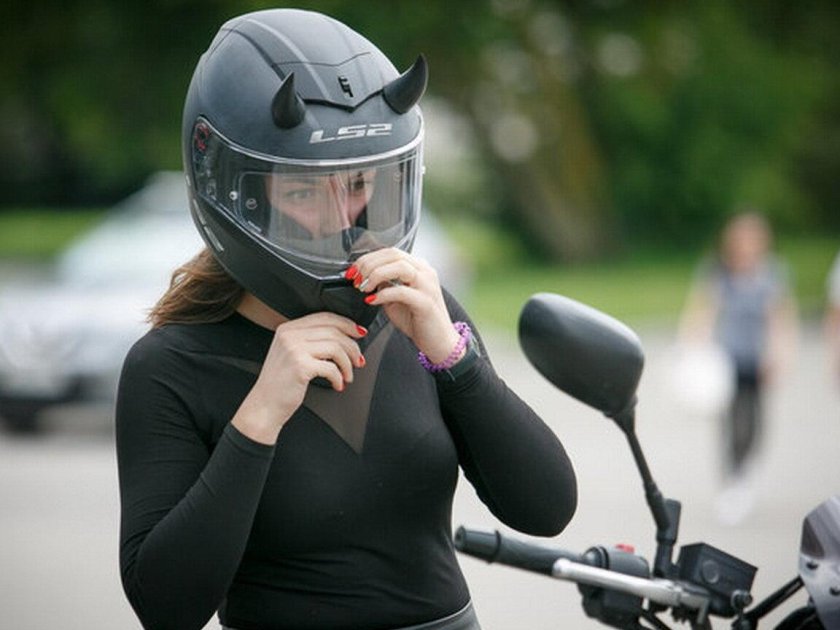 Девушка в шлеме