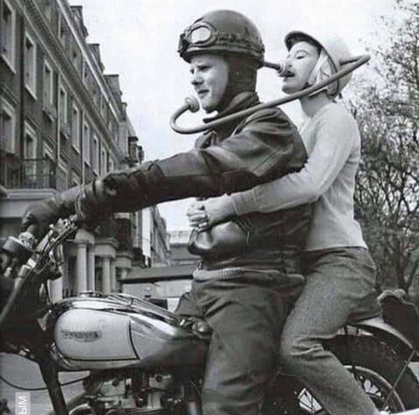 Мотоциклетный шлем со встроенной трубкой связи 1940